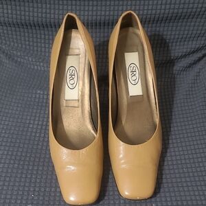 Vintage SRO Women's Sqare Toe Tan Pumps